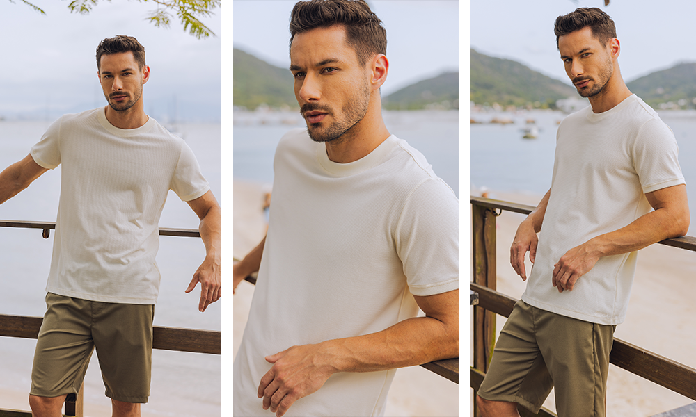 Na imagem é possível ver três imagens do mesmo homem com o mesmo look, ele se encontra em um deck na frente de uma praia aproveitando o dia. Usa uma camiseta texturizada branca com uma bermuda de alfaiataria na cor verde.